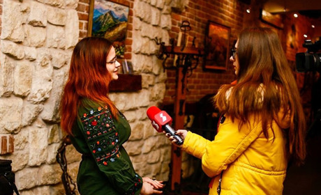 Уродженка Чорткова молода художниця Наталія Юрова представляє персональну виставку у Франківську