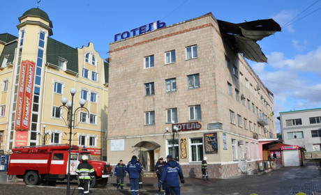 У Чорткові сильний вітер зірвав дах готелю в центрі міста (фото+відео)