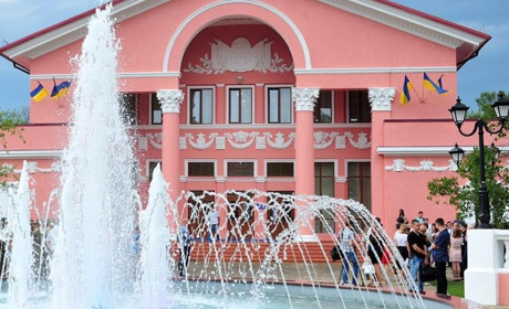 Які вистави в березні можуть подивитися мешканці Попаснянського району у Сєвєродонецьку