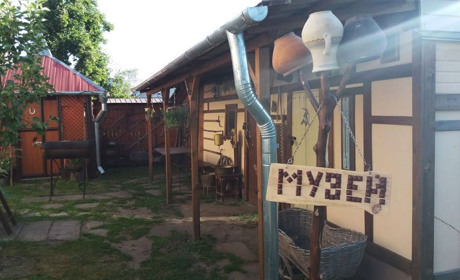Рушники, підзори та старі фото: конотопський колекціонер шукає давні речі для сімейного музею