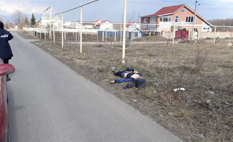 На узбіччі дороги у Волновасі люди знайшли тіло мертвого чоловіка 