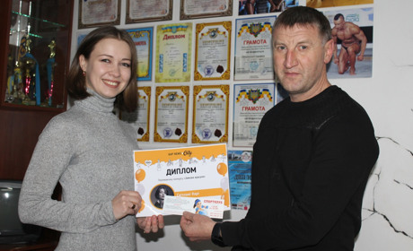 Переможицю конкурсу «Зимова красуня»  Світлану Кару нагородили дипломом та призом