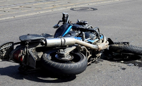 Аварія за участю мотоцикліста: водій та пасажир у лікарні