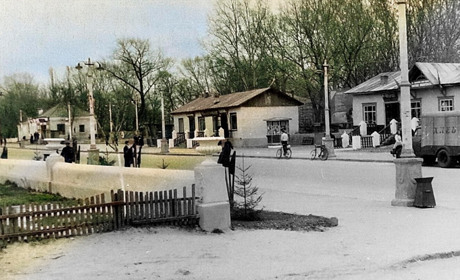 Старі фотографії: як виглядає чорно-біла Мена в кольорах