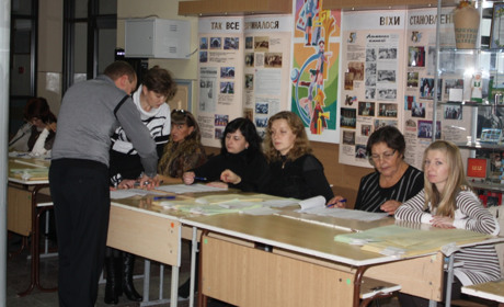 «Забула привітати чоловіка з іменинами». Три історії старокостянтинівців, які працювали на виборах