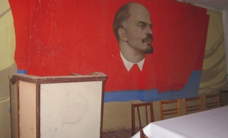 Ленін на вулиці і зсередини: репортаж з виборчої дільниці на ремзаводі у Калинівці