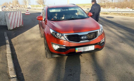 Поблизу Волновахи правоохоронці затримали автівку, яка перебувала в розшуку