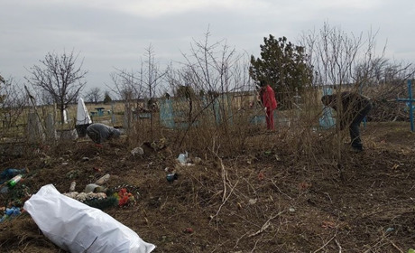 45 першопокровчан відгукнулося на заклик в соціальних мережах провести толоку на кладовищі