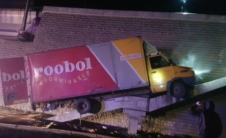 Злетів з траси в районі Нерубайського моста: водія переслідували патрульні машини
