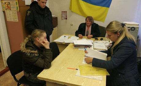 Жінку з Волноваського району можуть вдруге позбавити батьківських прав 