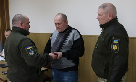 Президент нагородив посмертно попаснянина Євгена Петрова, який загинув у Іловайському котлі, орденом