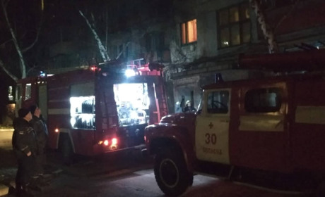 Попаснянские пожарные спасли двух человек из задымленной квартиры