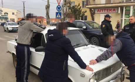 Біляївські поліцейські оперативно затримали чотирьох молодиків, які пограбували неповнолітнього 