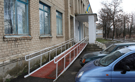 Ми перевірили: чи доступні виборчі дільниці у Волновасі для людей з інвалідністю