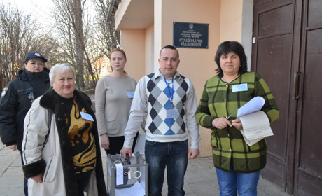 Голосування на виборчій дільниці у лікарні. Від нового Президента чекають менших цін на газ і доріг 
