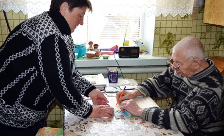 У Корюківці виборці вдома просили порадити, за кого проголосувати