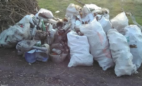 У Волноваському районі селяни прибирали сміття, яке розкидали у балці