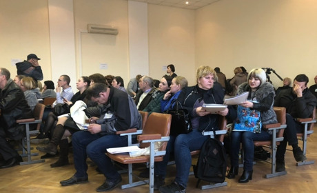 Вибори 2019: біля 82-ї окружної комісії багаточасова черга та приступ епілепсії в одного з присутніх