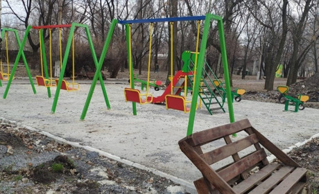 "Помогите найти вора": в торецком сквере украли забор с недостроенной детской площадки