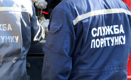 Закрытого на балконе ребенка в Попасной пришлось снимать спасателям 