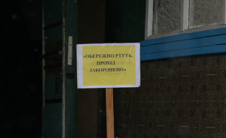 Попаснянин нашел под полом своей квартиры ртуть: спасатели изъяли несколько килограмм  