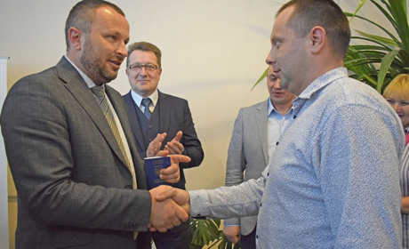 У ЦНАПі нова послуга: жмеринчанин отримав перший закордонний паспорт