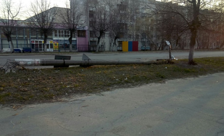 У Новограді водій збив стовп