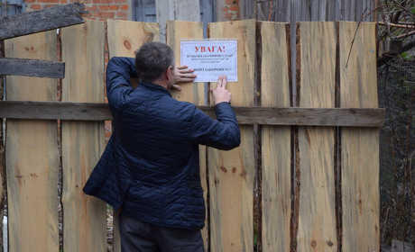 «Не влізай - уб`є!». Журналісти Чортків.City розклеїли листівки-застереження на «заброшках» міста