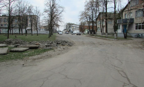 У Корюківці опалювальний сезон завершили 12 квітня. Але досі розрита теплотраса у центрі міста