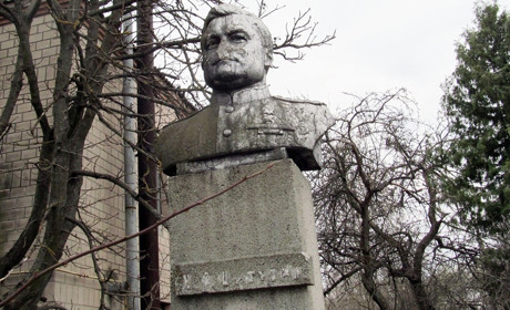 На Менщині активісти декомунізували пам'ятник радянському генералу