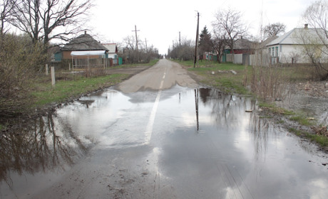 В Попасной водоем вышел из берегов и подтапливает автомобильную дорогу