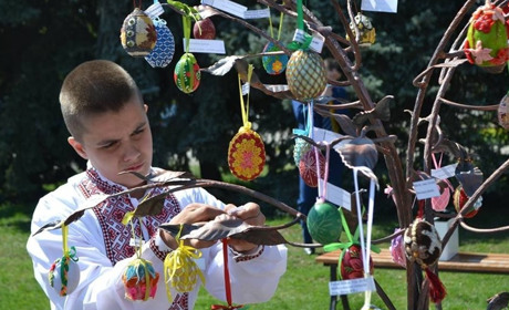 Ініціатива від Нижньосірогозького районного будинку культури: до Великодня створити писанковий сад
