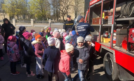 У Вараші під час проведення «Тижня безпеки» дошкільнятам показали, як працюють пожежні