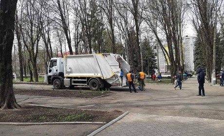 У Волновасі працівники підприємств прибрали центральний сквер