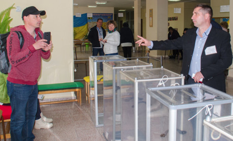 На дільниці у Новограді заборонили зніматись з бюлетенем