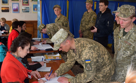 Старокостянтинівські строковики взяли участь у виборах