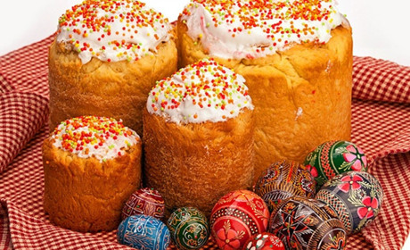 Великдень на порозі: Ірина Момот передає вміння пекти паску для своєї донечки