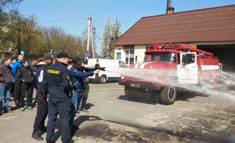 Для студентів Володимирецького ВПУ № 29 рятувальники провели екскурсію пожежною частиною 