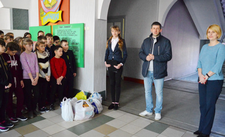  Корюківські гімназисти зібрали смаколики для одиноких пенсіонерів