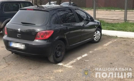 У Нерубайському на парковці з авто викрали 800 000. Крадія упіймали. На що витратив гроші 