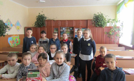 Учні  Барської школи №1 зібрали гостинці на передову