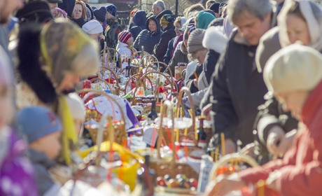 Великдень у місті: старокостянтинівці викладають у соцмережі фото з пасками і кошиками 