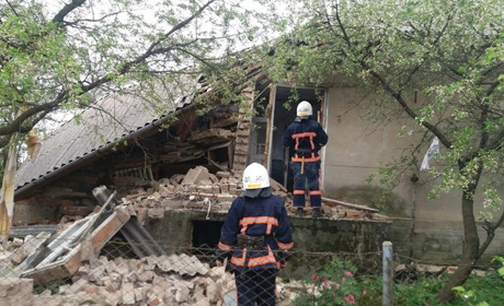 У Войнилові вибух газу зруйнував будинок. 87-річна господиня з опіками рук у шпиталі