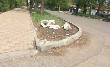 У Волновасі місцеві мешканці викинули стару сантехніку посеред вулиці: фотофакт