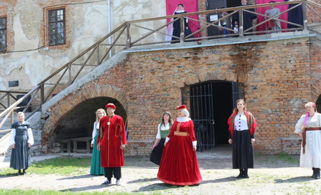 Театр просто неба – у Старокостянтинові відтворили сцену вручення Магдебурзького права