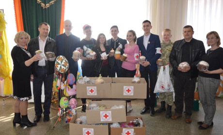 Учні Володимирецького колегіуму зібрали для хворих районної лікарні близько 100 пасочок