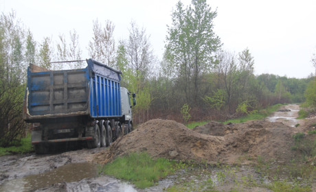 Не викинув – не рахується: під Чижівкою застрягла вантажівка із органічним сміттям