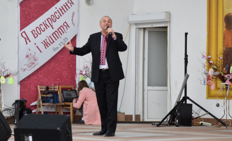 У Провідну неділю для чортківчан виступив заслужений артист України Василь Хлистун (відео)