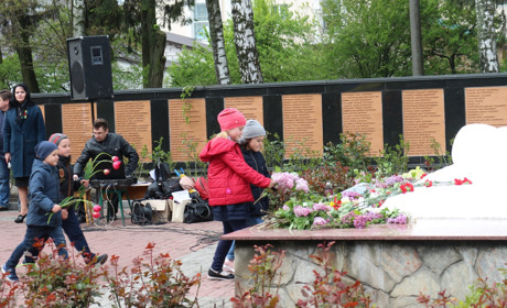 Схилені  голови військових і дитяча щирість: у Старокостянтинові вшанували героїв Другої світової