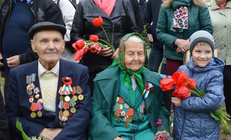  9 Травня у Корюківці. Люди святкували і обговорювали, куди краще переносити братські могили?